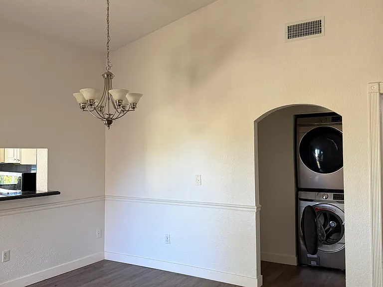1077 Washington Cir #A — Photo 8