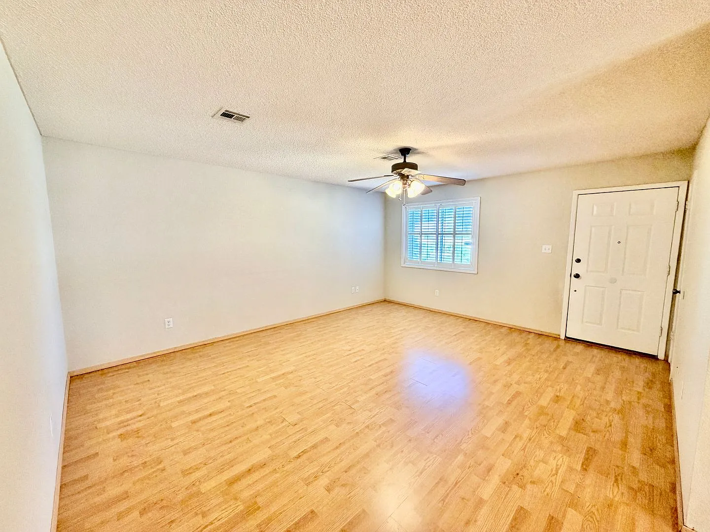 Charming 3-Bedroom Home with Wood Flooring and Large Yard in Yuma — Photo 2