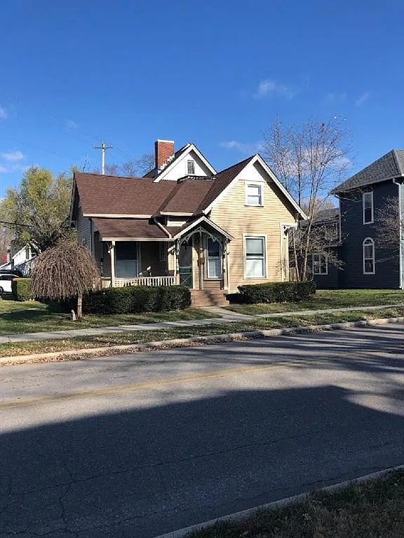 98 W King St photo 1