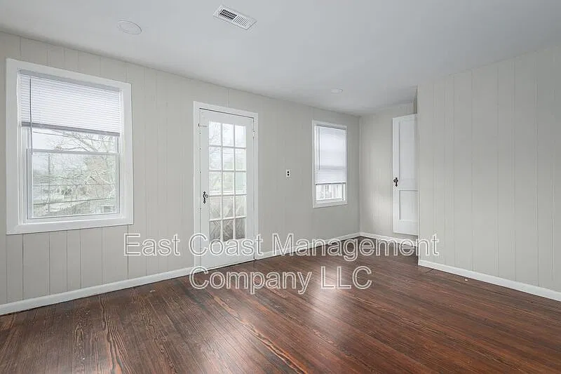 2 bed, 1.0 bath, $1,325 — Photo 1
