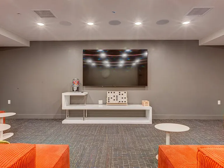 21LUX Apartments — Photo 16