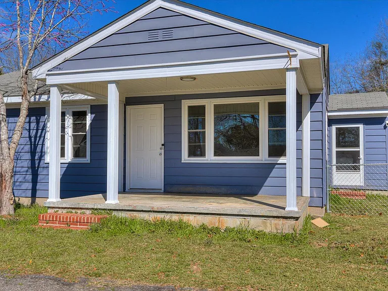 302 Burgess Dr — Photo 6