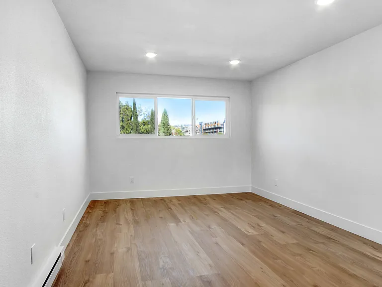 930 N Martel — Photo 3