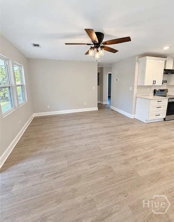 3 bed, 2.0 bath, 1320 sqft, $2,100 — Photo 3