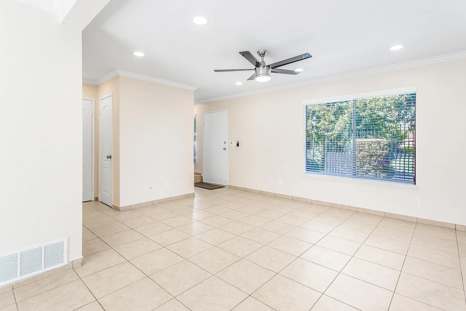 Charming 3-Bedroom Townhome in Riverside Space, Comfort & Convenience! — Photo 4