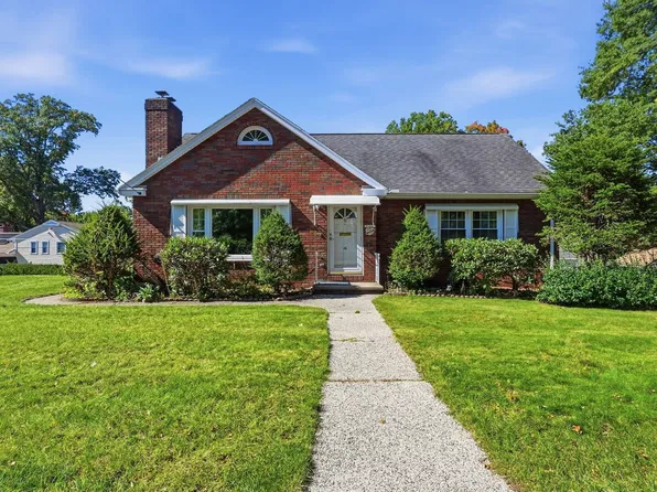16 Holly Ct, Springfield, MA 01151