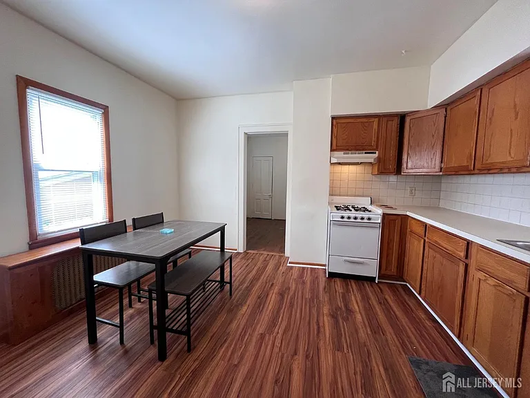 578 Main St — Photo 3