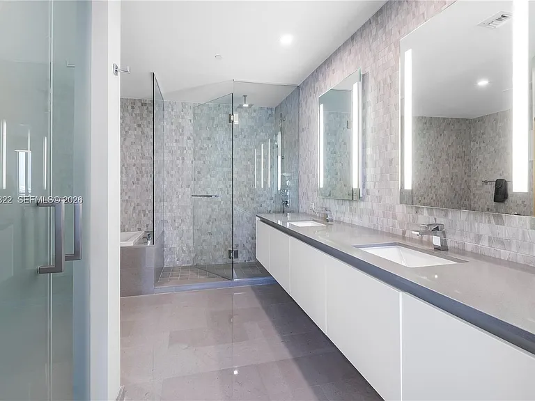 68 SE 6th St #810 — Photo 16