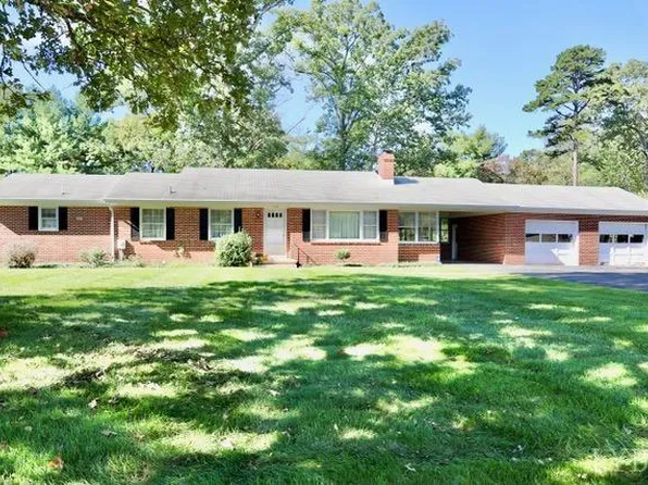 1549 Oakwood St, Bedford, VA 24523