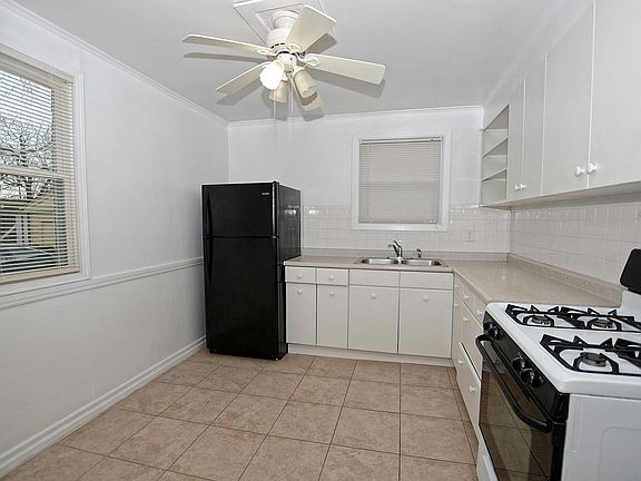 3rd image of 319 Oakwood St