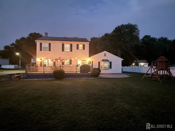 40 Staghorn Dr, North Brunswick, NJ 08902