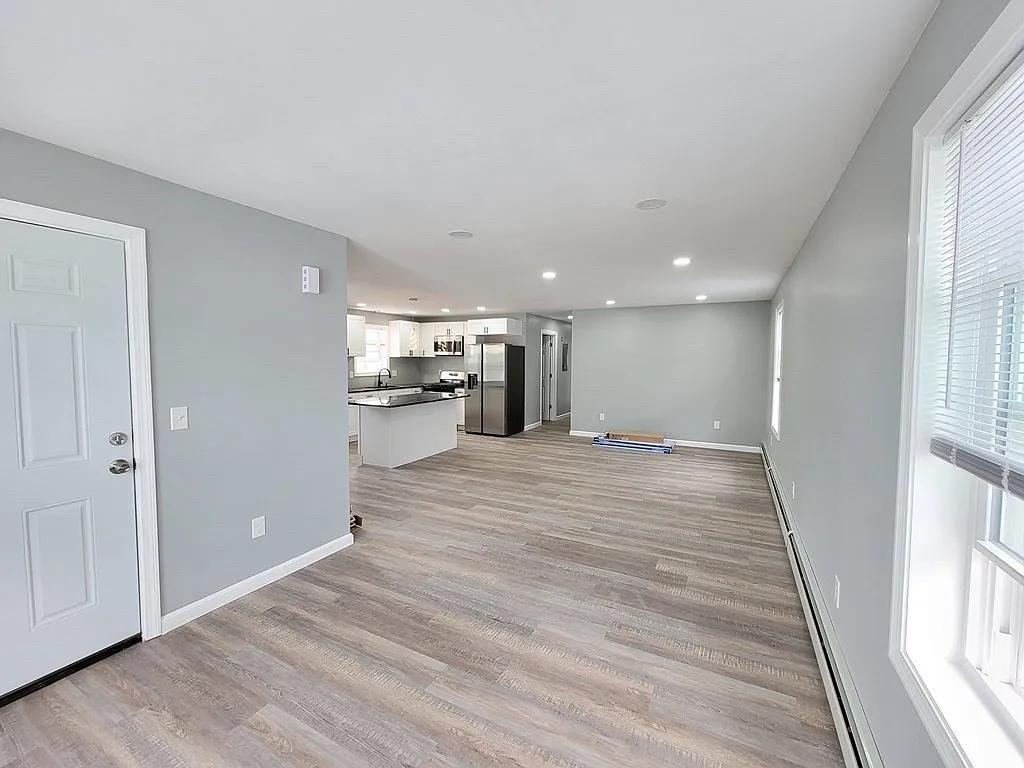3 bed, 1296 sqft, $2,500 — Photo 3