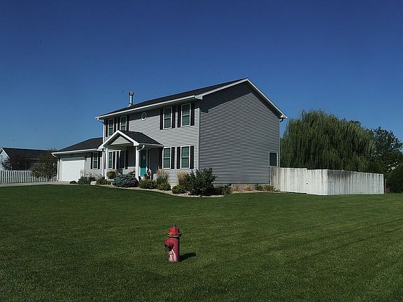 2nd image of 935 Pepperwood Dr