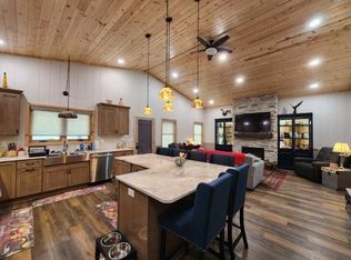 210 N 3rd St, Mallard, IA 50562