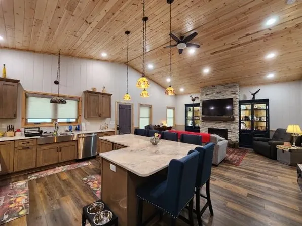 210 N 3rd St, Mallard, IA 50562