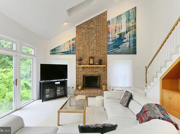 8265 Private Ln, Annandale, VA 22003