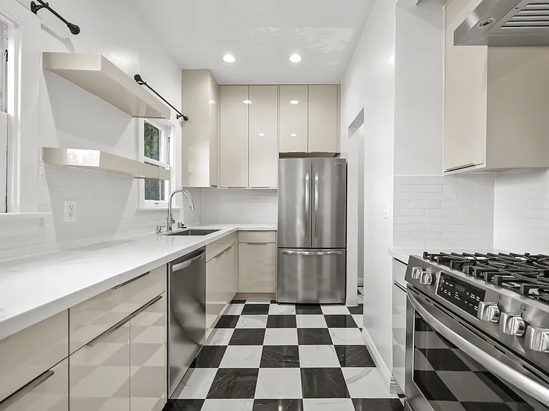 1311 N Hayworth Ave — Photo 1