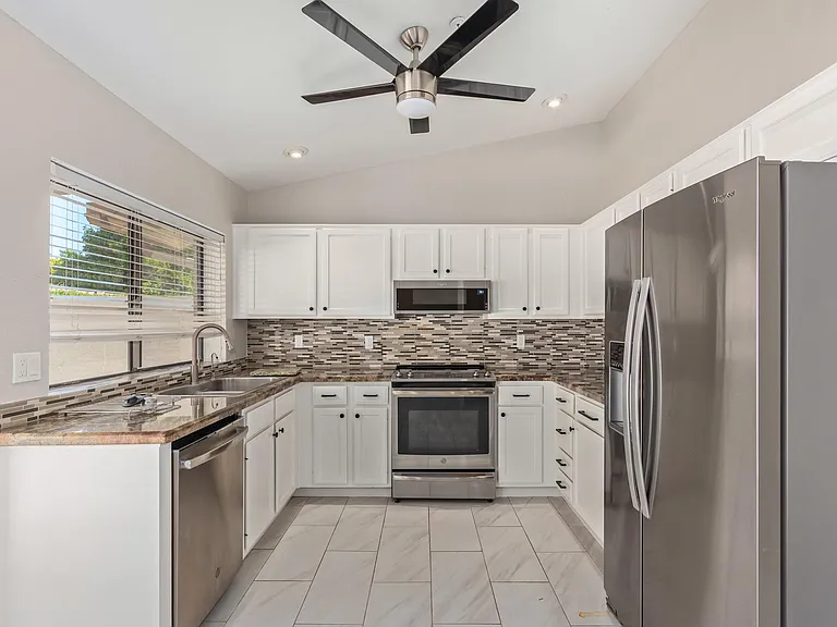 9138 E Davenport Dr — Photo 8