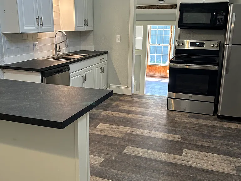 607 SE Howard Ave — Photo 4