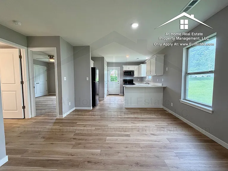 2717 Mayflower Dr — Photo 6