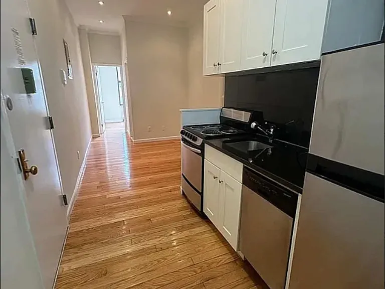 237 Henry St #1B — Photo 2