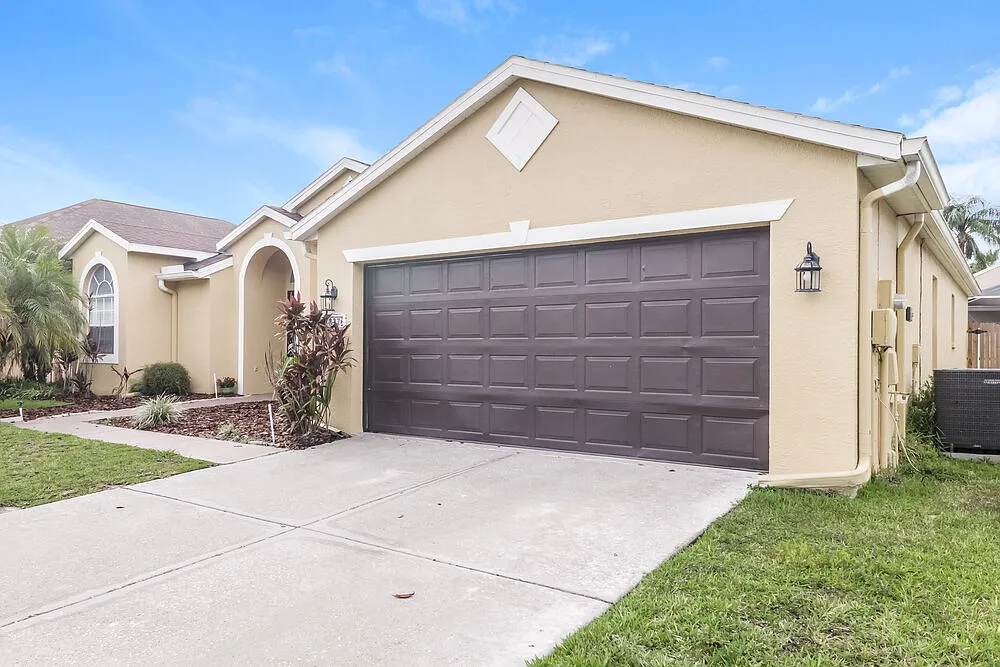 3 bed, 2.0 bath, 1759 sqft, $3,910 — Photo 3