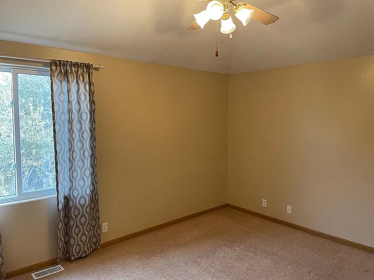 1704 Yorktown St — Photo 15