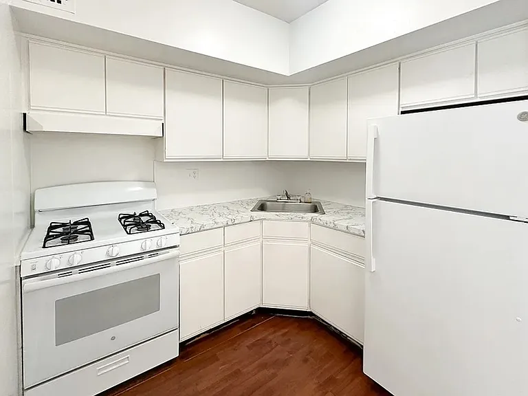 20-72 Steinway St #3R — Photo 3