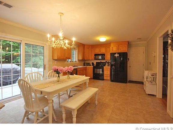 Dining Area & Kitchen