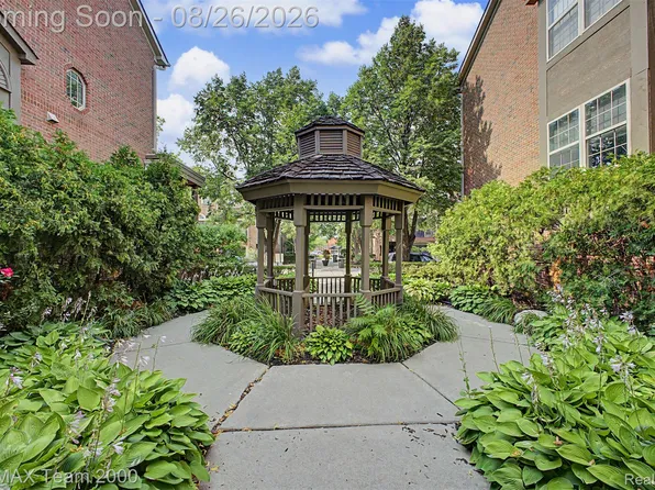 22137 W Village Dr, Dearborn, MI 48124
