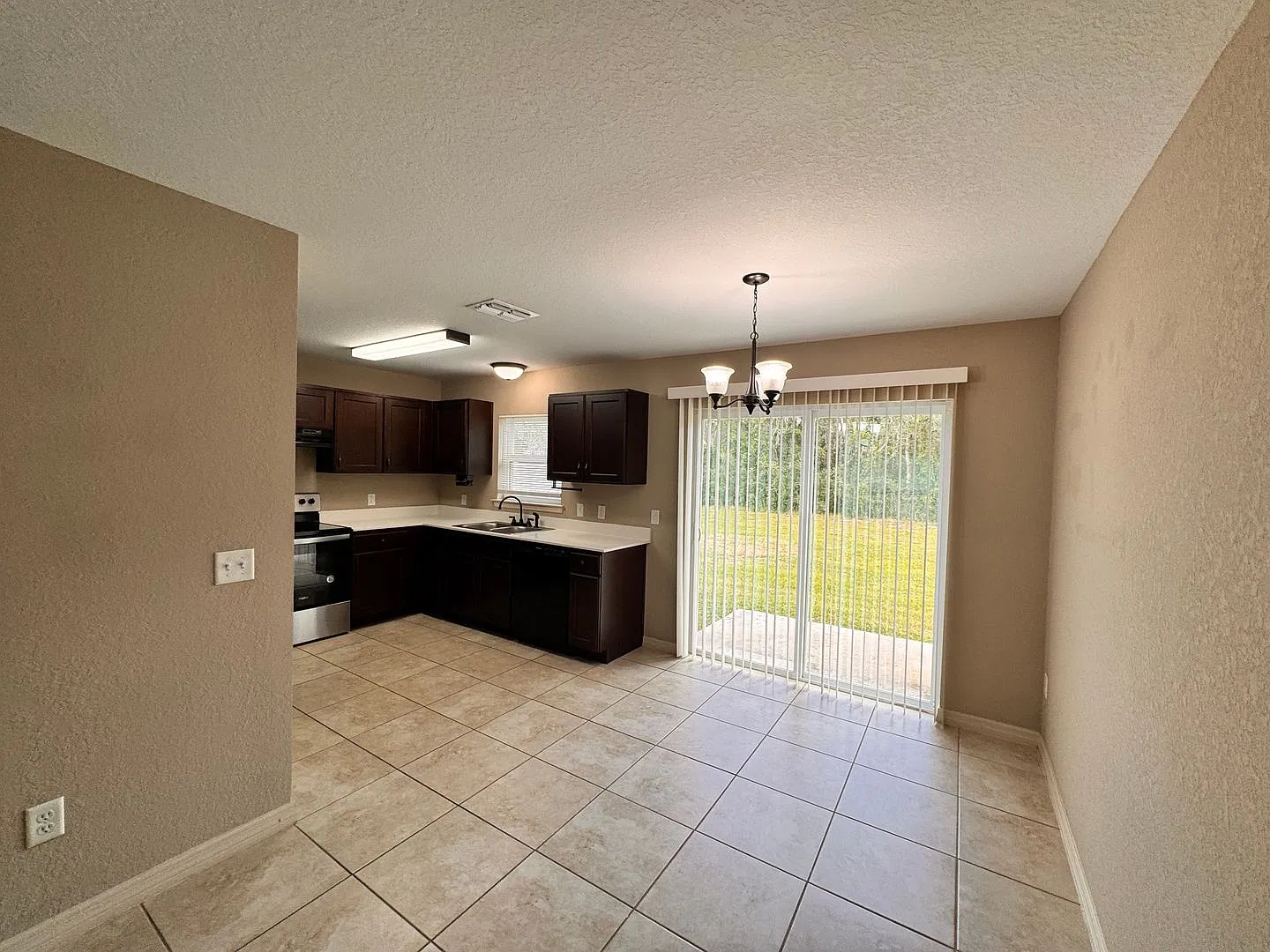 Incredible, 3 Bedroom, 2 Bathroom Home in Ocala!! — Photo 4