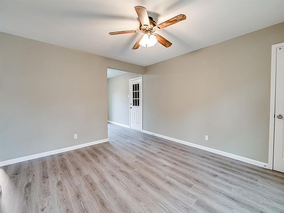 3rd image of 3633 Aurora St
