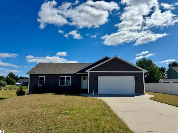 1976 Hansen Cir, Traverse City, MI 49685