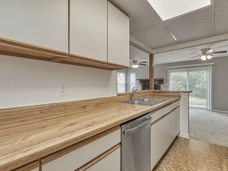4752 Woodglen Ct — Photo 12