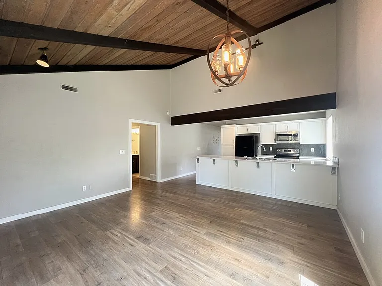 737 N Beachwood St — Photo 11