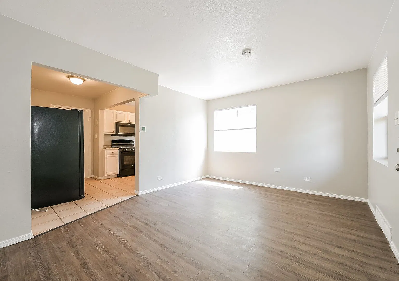 4 Weeks Free Rent Plus Free 55" Tv If Moved In By 10/15!! Charming Bungalow For Rent In Prime Den... — Photo 3