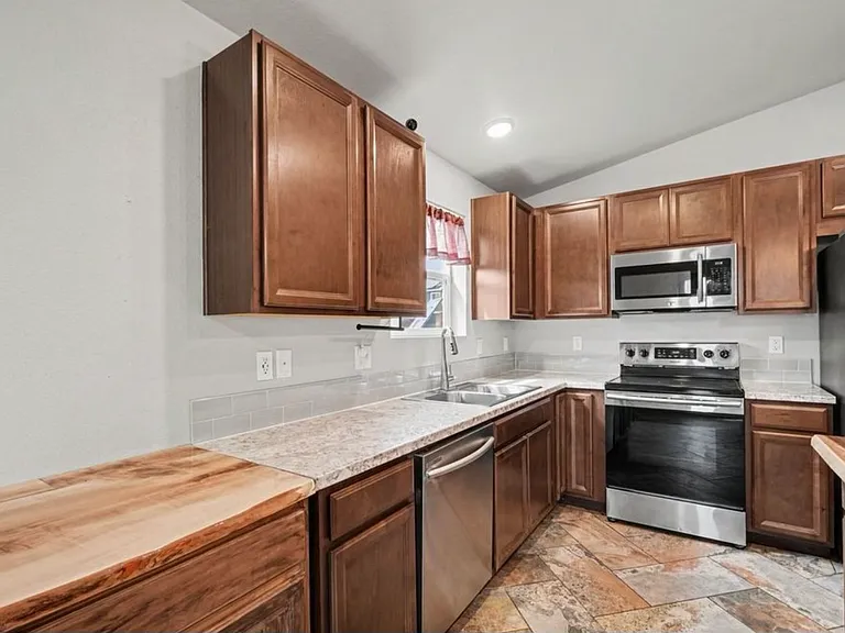 3208 Sandy Harbor Dr — Photo 10