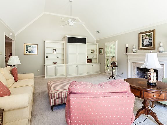 Family Room with 13' ceiling