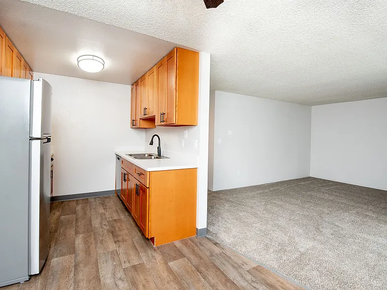 Park East & West Apartments — Photo 6