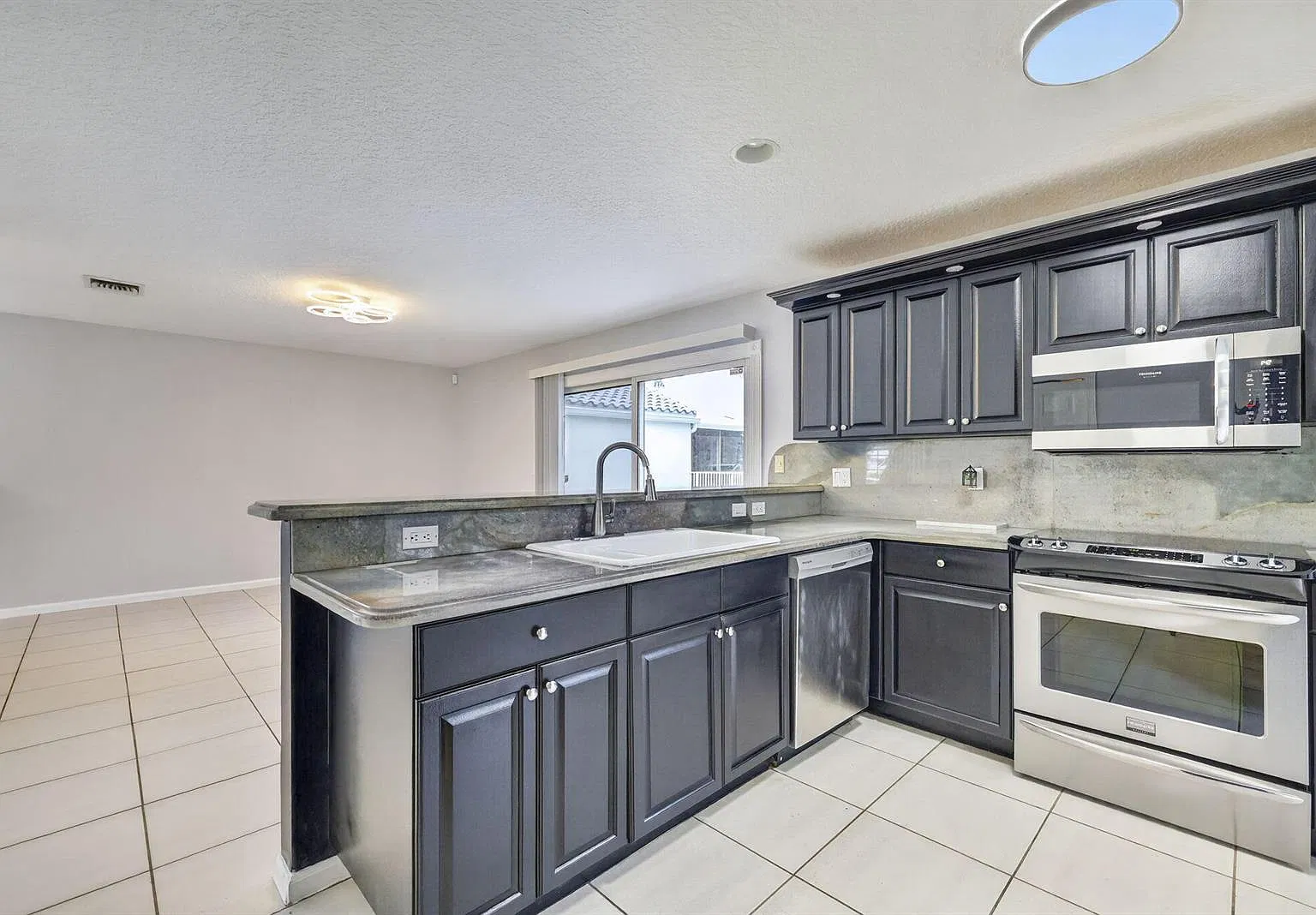 3 bed, 2.5 bath, 1939 sqft, $4,300 — Photo 3
