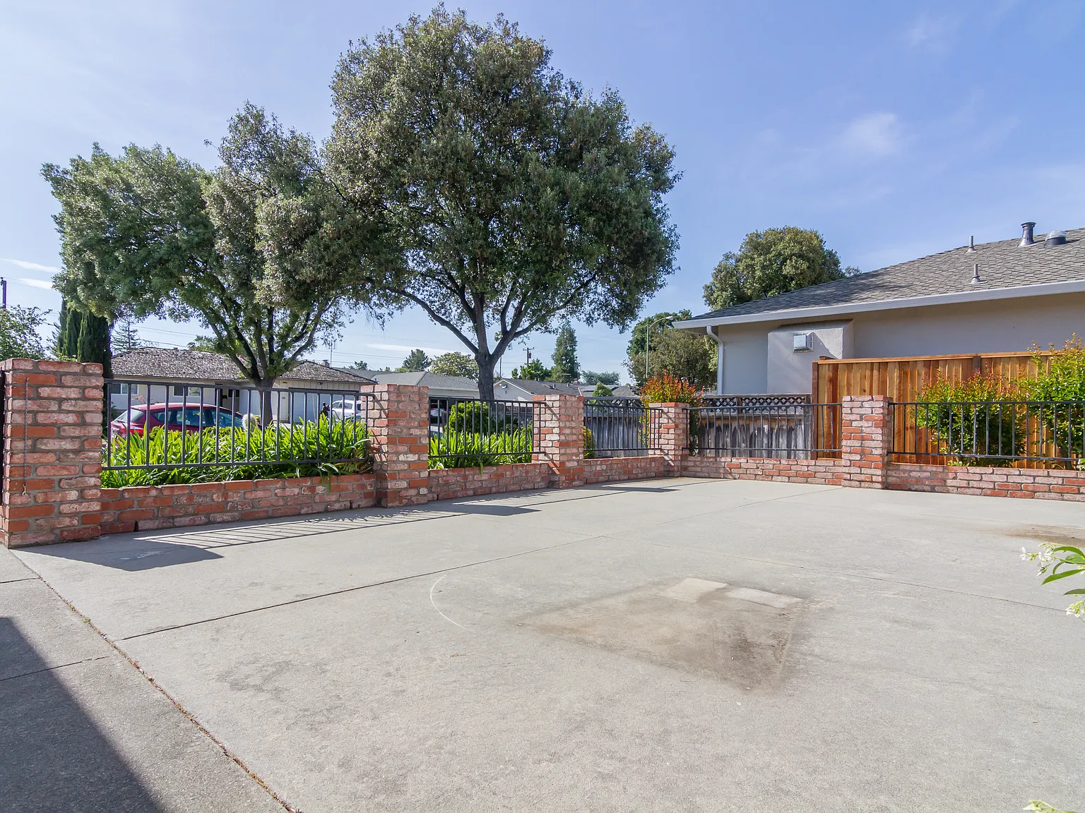 4 bed, 2.0 bath, 1425 sqft, $5,195 — Photo 2