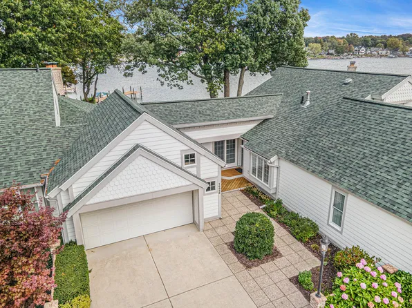 16956 Landing Dr, Spring Lake, MI 49456