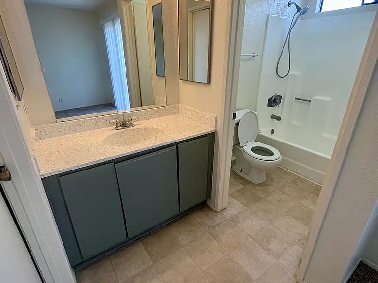 4250 Swift Ave — Photo 6