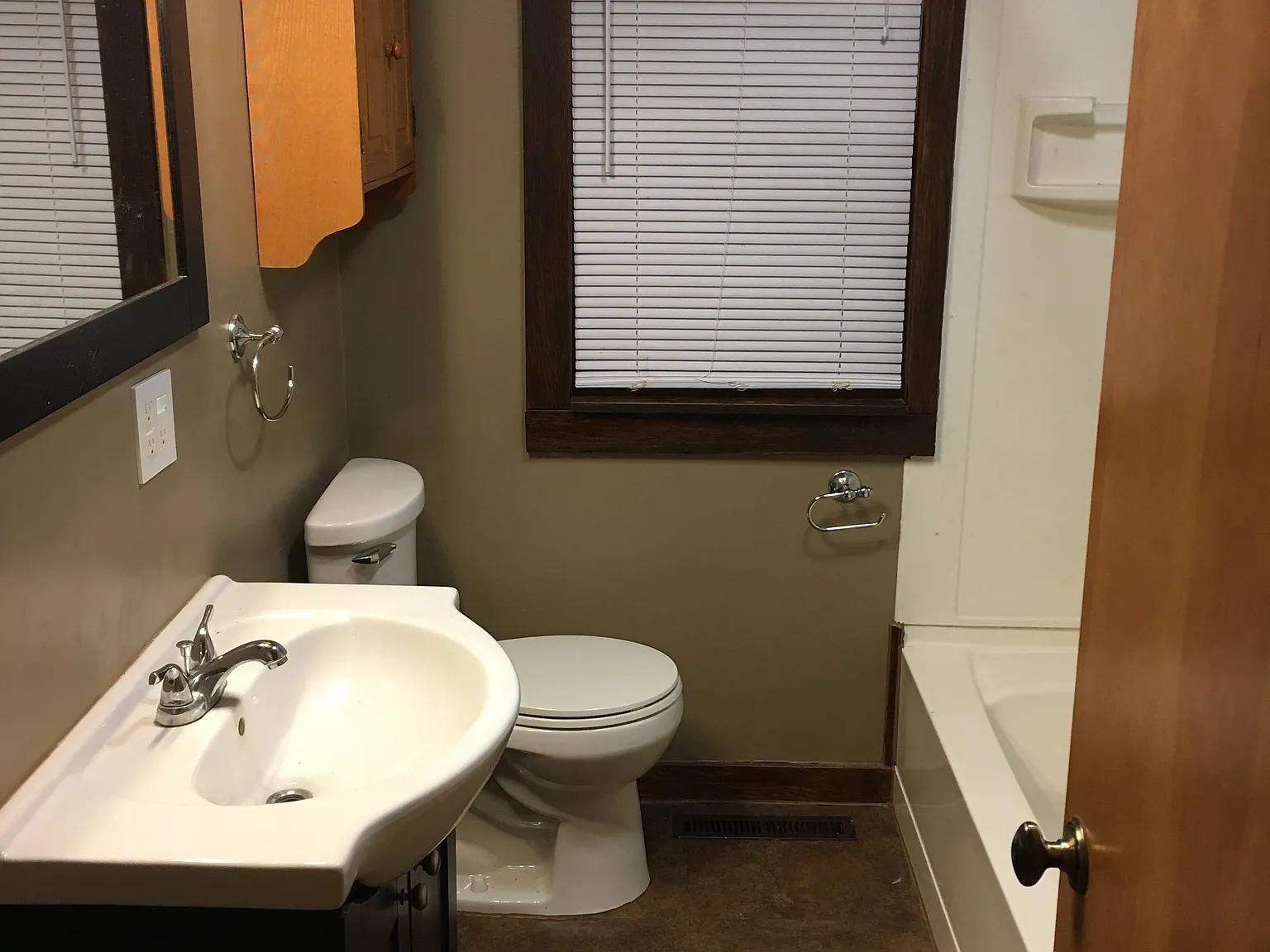 2 bed, 1000 sqft, $1,300 — Photo 2