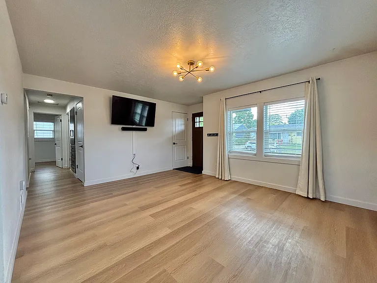 6020 N Elgin St — Photo 5