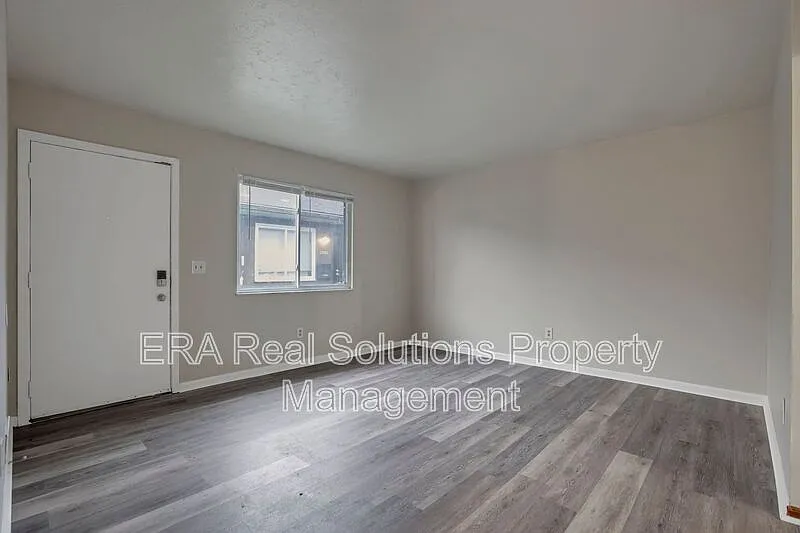 3 bed, 1.0 bath, 884 sqft, $1,100 — Photo 3