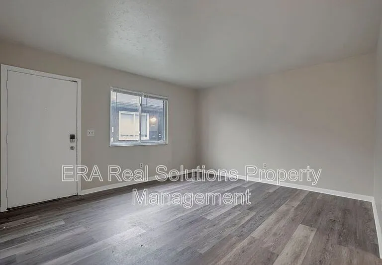 2460 Hiawatha St — Photo 3