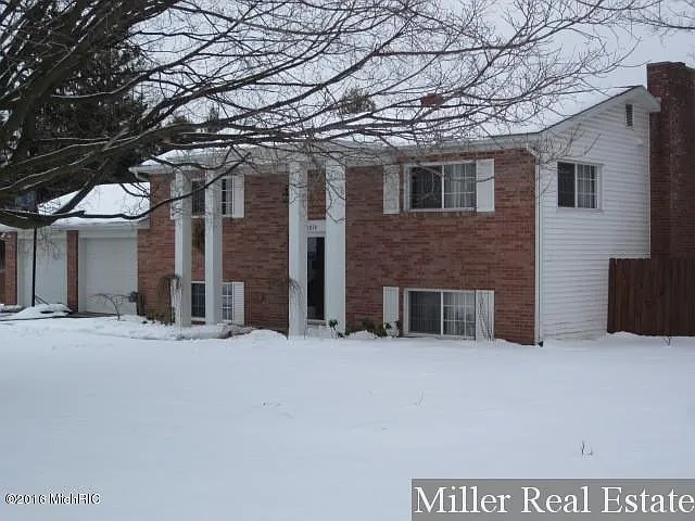 1014 N Broadway St photo 1