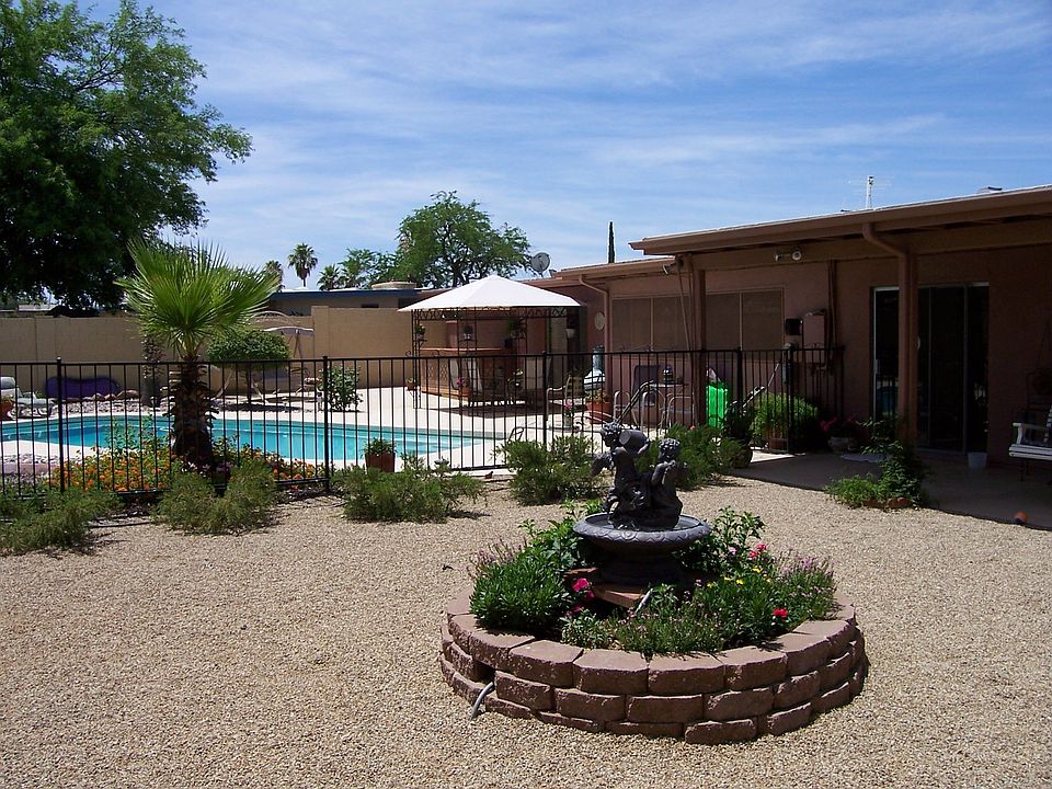 FOUNTAIN POOL BAR AND JACUZZI