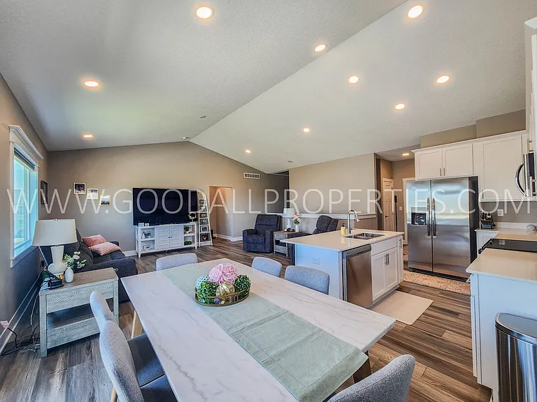 285 NW Morgan Ct — Photo 8